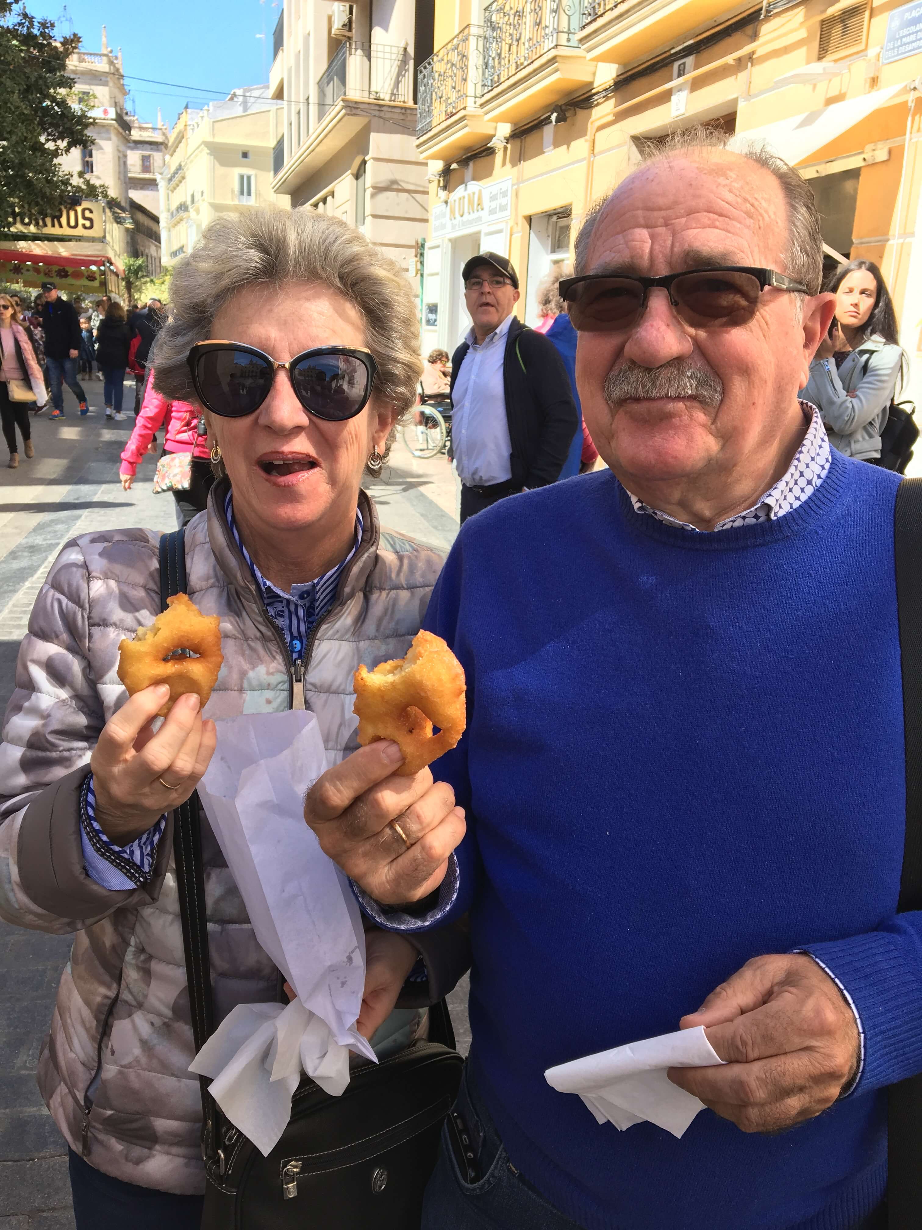 Mis padres comiendo buñuelos en Valencia